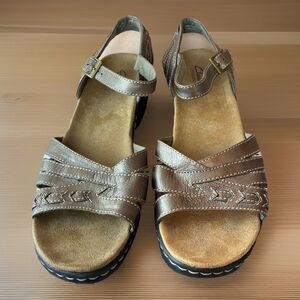 Clarks Bendables Women’s Metallic Bronze Leather Sandals Size 11M